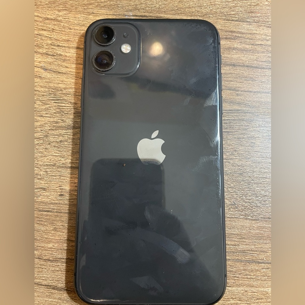 I phone 11 128gb (charger included)